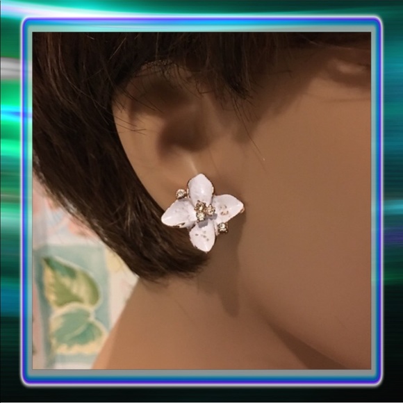 Mistyheart Jewelry - White Flower Earrings